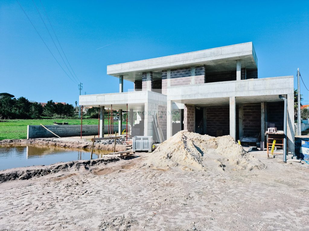 Concrete frame of the modern 4-bedroom villa in Nadadouro